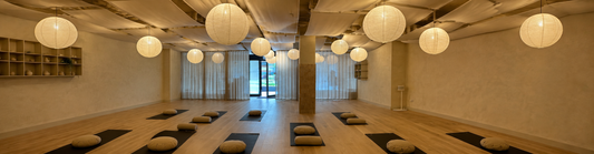 Yoga y suelo pélvico: posturas que fortalecen y cuidan tu zona íntima | ABRIIL